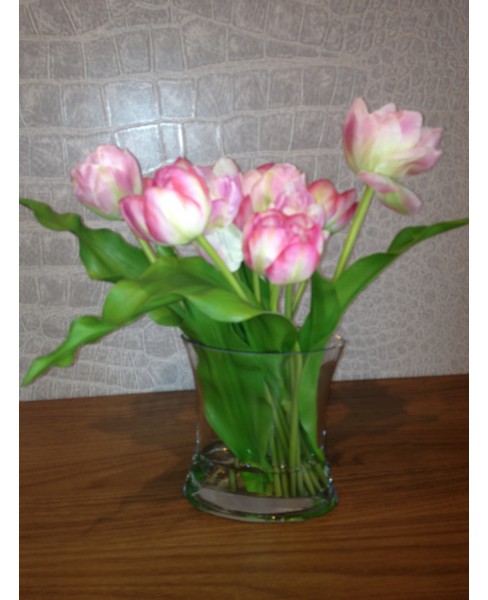 Arreglo de Peonias Blancas y Tulipanes Rosas en jarrón de cristal y agua simulada