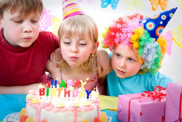 kids celebrating birthday party